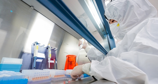 제주특별자치도 보건환경연구원에서 코로나19 변종 바이러스인 오미크론 검사를 진행하고 있다.