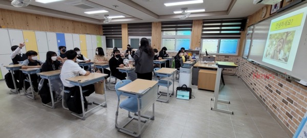 ▲ 서귀포도서관은 ‘기후변화 같이 가치 챌린지’프로그램을 지난 4월 4일(월) 효돈중학교에서 개강했다. ©Newsjeju