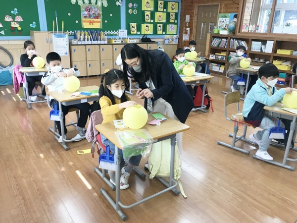 ▲ 동녘도서관은 지난 5일(화) 오전 9시에 구좌중앙초등학교에서 2022년 우리 역사 속 이야기 프로그램을 개강했다. ©Newsjeju