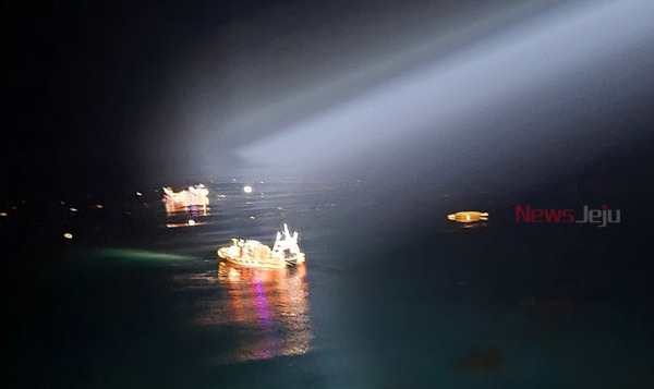 ▲ 사고 해역에서 추락한 헬기 잔해, 현재 해군은 추락 헬기 동체 인양을 위해 사고해역으로 출항했다 ©Newsjeju