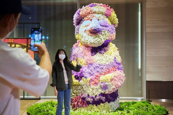 ▲ 1만 송이 생화로 만든 3m 높이의 꽃하르방이 제주드림타워 로비에 전시돼 있다. ©Newsjeju