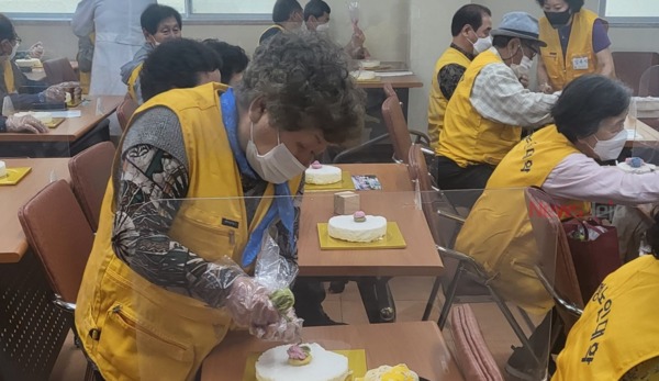 ▲ 서귀포시 서부보건소는 대정노인대학 어르신 90여 명을 대상으로 영양체험교실 떡케이크 만들기 프로그램을 운영했다. ©Newsjeju