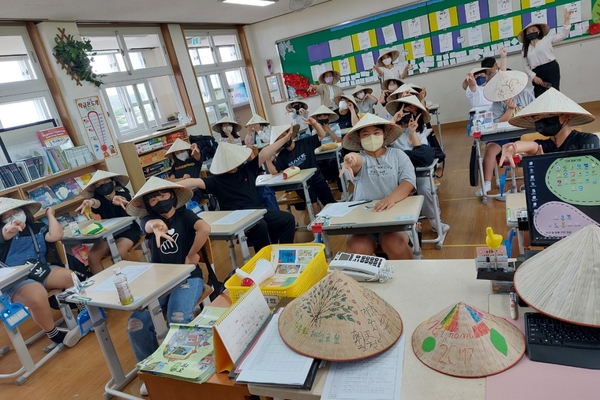 ▲ 세화초 6학년 학생들이 다문화 이해교육을 받고 베트남의 전통문화를 체험하는 시간을 가졌다. ©Newsjeju