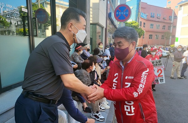 ▲ 김명만 '이도2동 을' 제주도의원 후보자가 출정식을 열고 유권자에 지지를 당부했다. ©Newsjeju