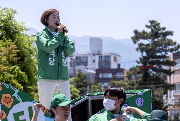 ▲ 녹색당 부순정 후보가 오일장 유세에 나서고 있다. ©Newsjeju