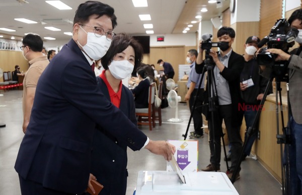 ▲ 국민의힘 허향진 제주도지사 후보가 사전 투표에 나섰다 ©Newsjeju