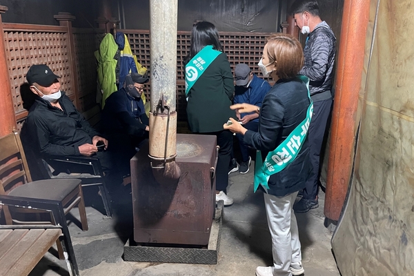 ▲ 부순정 제주도지사 후보가 지난 27일 이른 시간인 오전 4시께 청소노동자들을 방문했다. ©Newsjeju