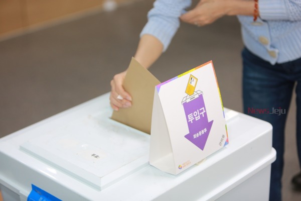 제 8회 전국동시지방선거 사전투표가 27일 제주도 내 43개 사전투표소에서 일제히 실시됐다.