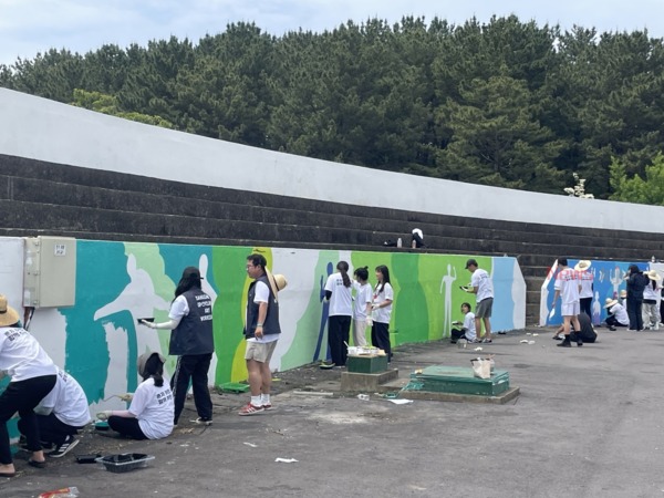 ▲ 제주대학교 대운동장이 학생들이 꾸민 새로운 벽화로 새 단장됐다. ©Newsjeju