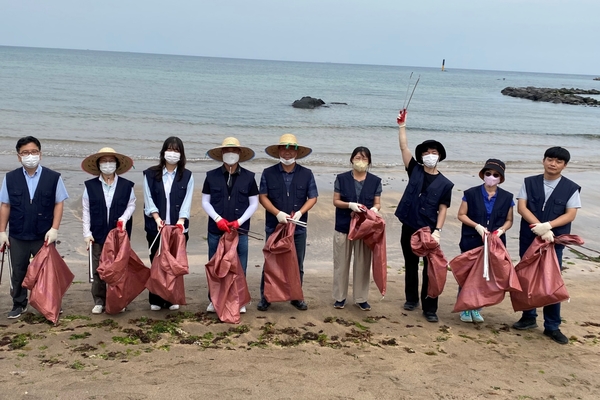 ▲ 제주지방조달청이 10일 이호테우해변 환경정화 활동에 나섰다. ©Newsjeju