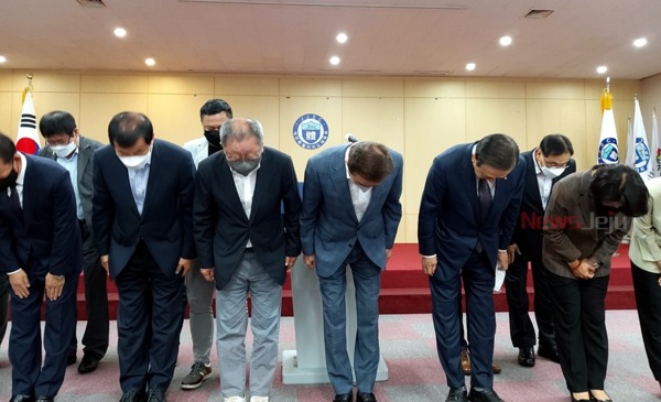 ▲ 6월14일 제주도체육회 임원들이 최근 발생한 '성추행' 사건에 대해 사과 인사를 하고 있다 ©Newsjeju