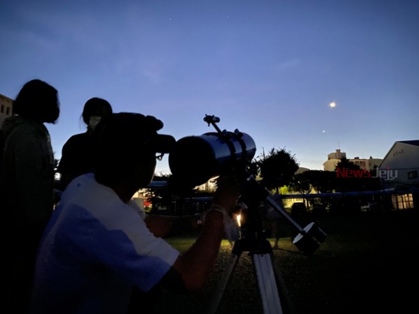 ▲ 제주동중학교는 지난 26일 새벽 4시에 행성 정렬을 지구에서 관측할 수 있는 ‘우주쇼’천체관측을 실시했다. ©Newsjeju