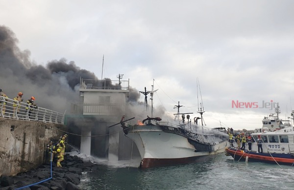 서귀포시 성산항에서 발생한 어선 화재 진압을 위해 해경과 소방당국이 사투를 벌이고 있다 / 사진제공 - 서귀포해양경찰서