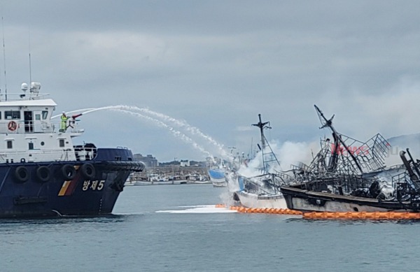 서귀포시 성산항에서 발생한 어선 화재 진압을 위해 해경과 소방당국이 사투를 벌이고 있다 / 사진제공 - 서귀포해양경찰서