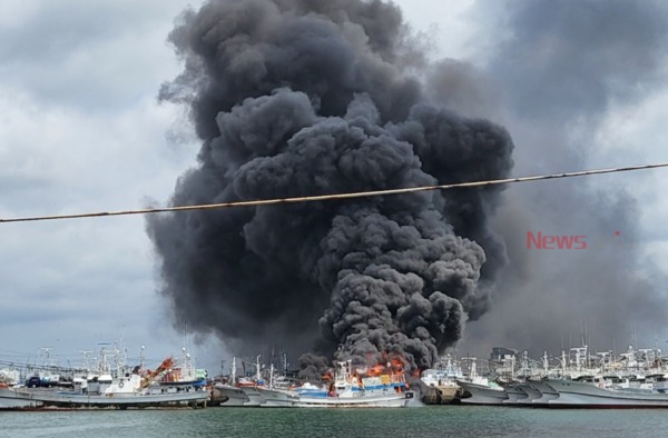 ▲ 제주시 한림항 정박 어선에서 화재가 발생했다 / 사진 - 독자제공 ©Newsjeju