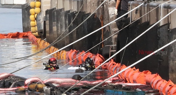 ▲ 잠수사들이 한림항 화재 실종자로 추정되는 사체 1구를 찾았다 ©Newsjeju