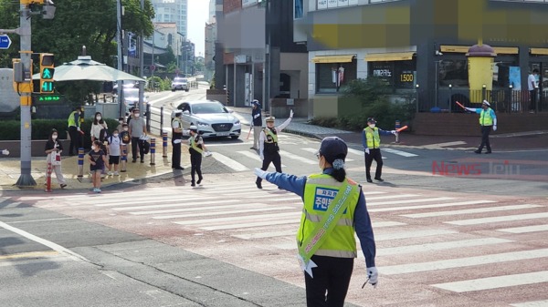 ▲ 12일 오전 제주경찰이 유관기관과 합동으로 개정된 '도로교통법' 캠페인을 진행했다. ©Newsjeju