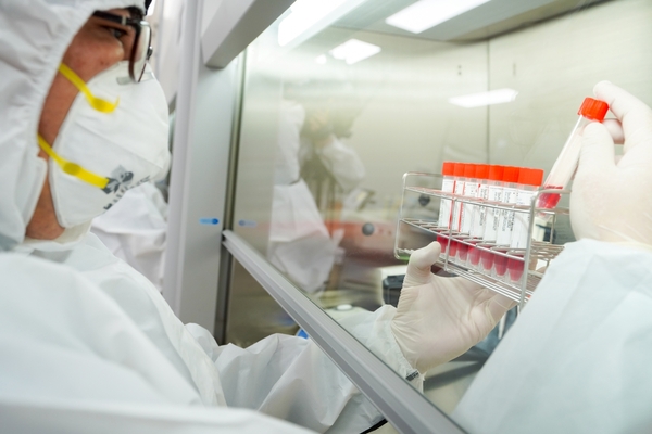 제주특별자치도 보건환경연구원에서 코로나19 변종 바이러스인 오미크론 검사를 진행하고 있다.