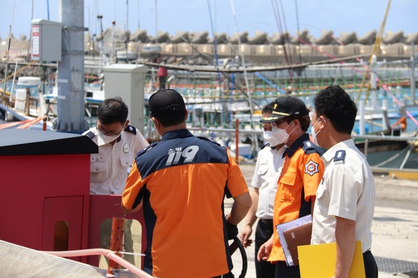 ▲ 제주도 내 모든 항구와 포구에 대한 안전시설 전수조사 및 안전점검을 하고 있다. ©Newsjeju