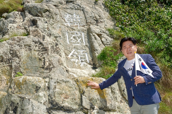 ▲ 오영훈 지사가 18일 독도를 방문해 독도가 한국 영토임을 입증하는 한국령 표석 앞에서 기념사진을 찍고 있다. ©Newsjeju