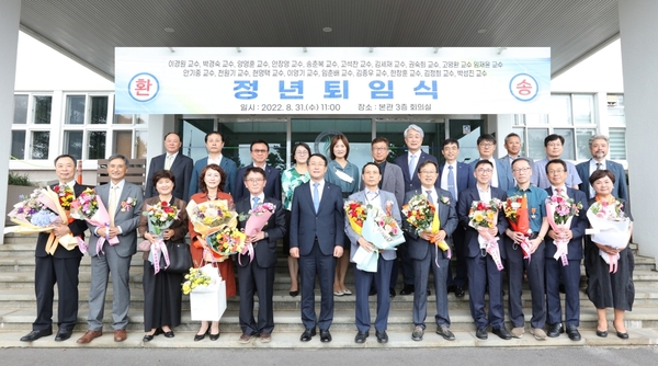 ▲ 제주대학교 19명의 교수들이 31일 정년퇴임했다. ©Newsjeju