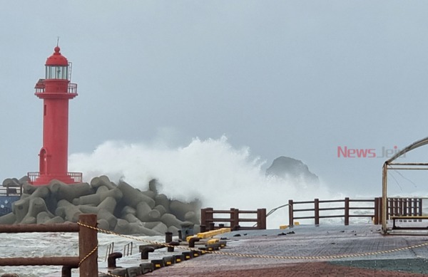▲ 태풍 힌남노 북상 여파로 성난 파도들이 밀려오고 있다 ©Newsjeju