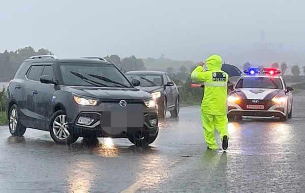 ▲ 서귀포경찰이 9월4일 오전 11시40분 송악산 해안도로 일대 폭우로 도로가 침수되자, 비상근무 종료시까지 장시간 적극적인 선제적 통제에 나섰다. ©Newsjeju