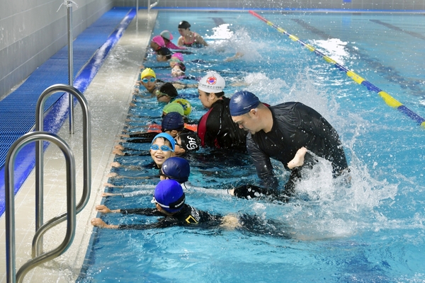 ▲ 초등학교 생존수영 교육. ©Newsjeju