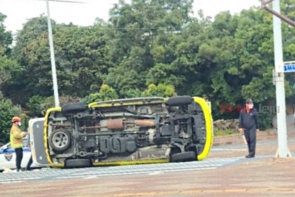 ▲ 구급차와 트럭이 충돌하는 사고가 발생했다 / 독자제공 사진 ©Newsjeju