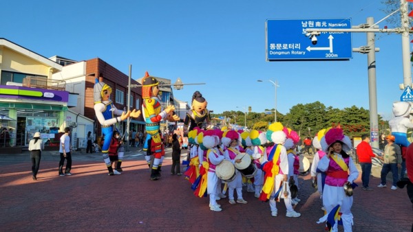 ▲ 서귀포칠십리축제 퍼레이드. ©Newsjeju