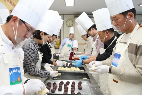 ▲ 제주도의회 의장단이 7일 사랑의 빵 나눔 봉사활동에 참여했다. ©Newsjeju