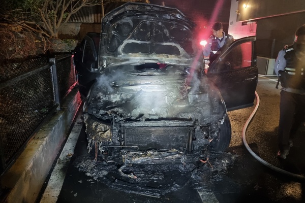 ▲ 제주시 애월읍 소재 빌래 외부주차장에 주차된 차량에서 24일 화재가 발생했다. ©Newsjeju
