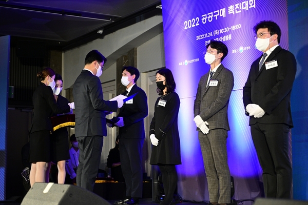 ▲ JDC의 유희성 대리(오른쪽에서 세 번째)가 2022년 공공구매 촉진대회서 중소벤처기업부장관상을 수상했다. ©Newsjeju