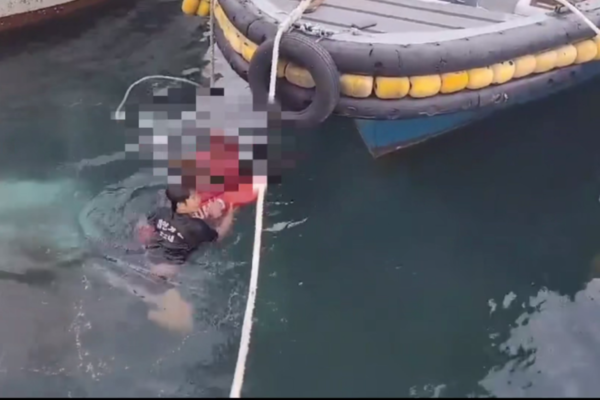 ▲ 제주 한림항에서 60대 여성이 탑승한 승용차가 물에 빠졌다가 구조됐다. ©Newsjeju