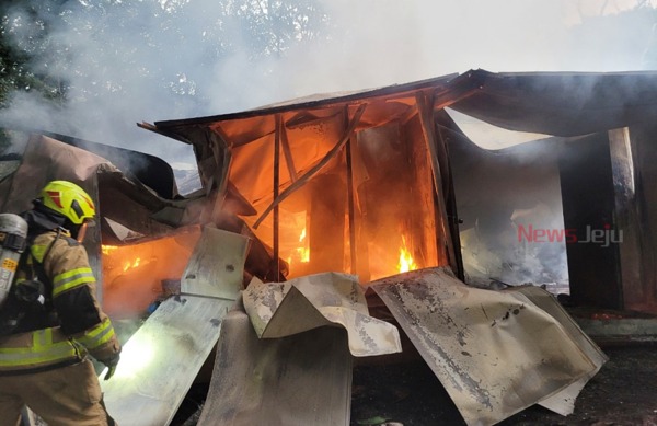 ▲ 서귀포 상효동에 위치한 가건물 기도원 화재로 3명의 사상자가 나왔다. ©Newsjeju