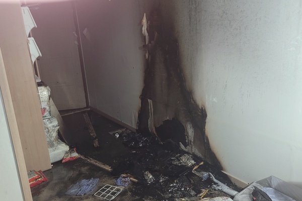 ▲ 노형동에 위치한 2층짜리 다가구주택 건물 한 호실에서 지난 25일 화재가 발생했다. ©Newsjeju