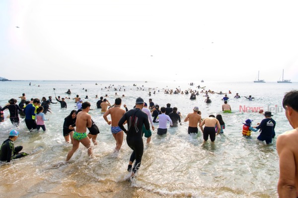▲ 서귀포시는 지난 1일 중문색달해수욕장에서 '제24회 서귀포겨울바다 국제펭귄 수영대회'를 개최했다. ©Newsjeju