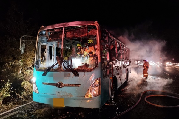 ▲ 제주 서귀포시 평화로를 주행 중이던 공영버스에서 화재가 발생했다. ©Newsjeju