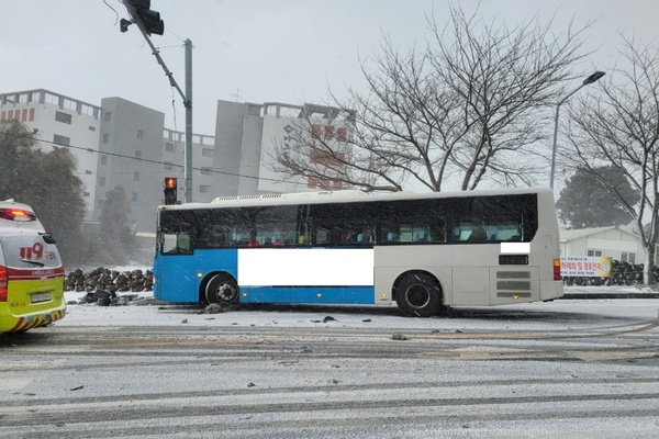 ▲ 오전 11시 8분 제주시 노형동에서 발생한 버스 미끄러짐 사고로 2명이 병원에 이송됐다. ©Newsjeju