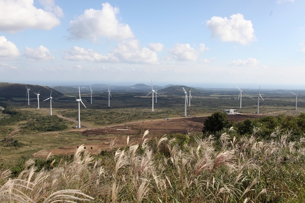 제주에너지공사의 가시리 풍력 발전단지 전경.
