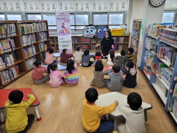 ▲ 한수풀도서관은 지난 7일 한림원광어린이집 원아 21명을 대상으로 ‘책 읽어주는 도서관’프로그램을 운영했다. ©Newsjeju