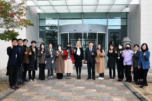 ▲ 김광수 제주도교육감은 지난 10일 NLCS Jeju와 국제학교(KIS)를 첫 방문했다. ©Newsjeju
