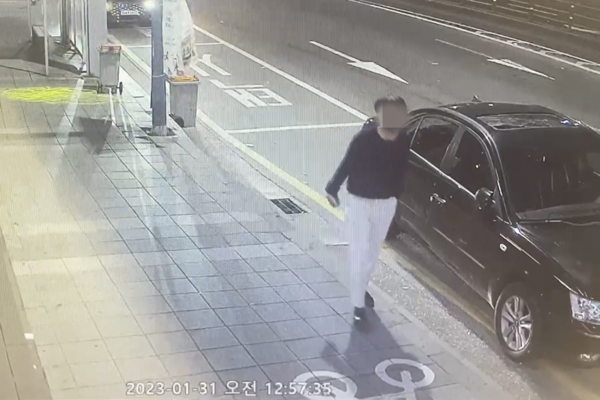▲ A씨가 돌멩이를 집어들고 걸어가는 모습이 CCTV에 찍혔다. ©Newsjeju