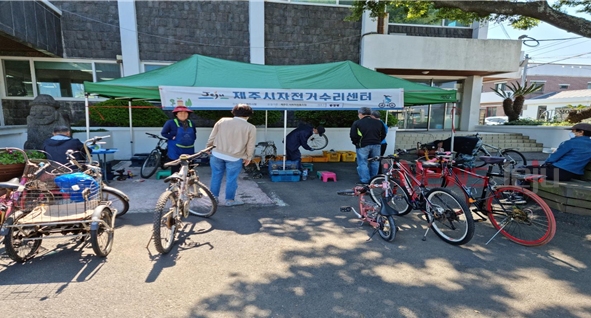 ▲ 제주시는 올해 상반기 찾아가는 자전거 이동수리센터를 운영한다. ©Newsjeju