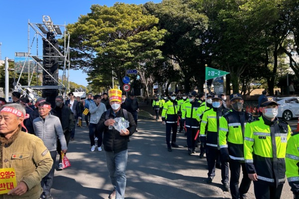 ▲ 거리를 행진하는 전국대회 참가자들. ©Newsjeju