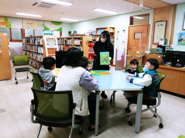 ▲ 서귀포도서관은 ‘2023년 도서관과 함께하는 행복한 책 읽기’프로그램을 개강했다.  ©Newsjeju