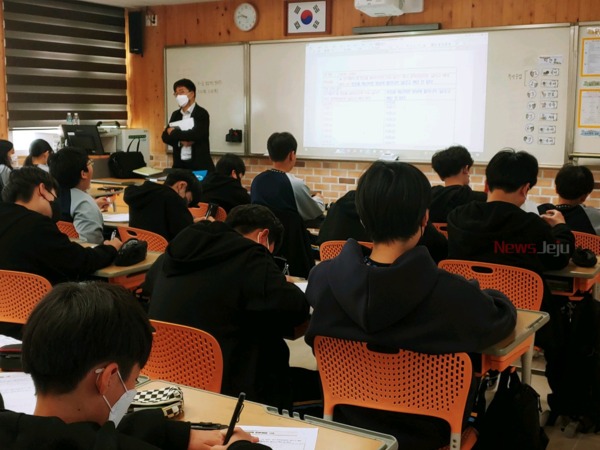 ▲ 서귀포도서관은 효돈중학교 학생들을 대상으로 ‘2023년 자신감 UP 수업’을 지난 14일에 개강했다. ©Newsjeju
