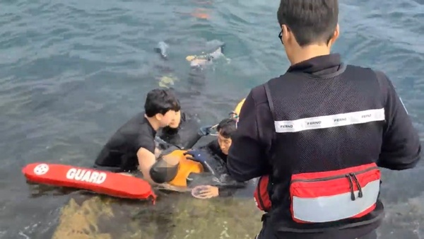▲ 서귀포해경 구급대원 3명이 맨몸으로 해녀를 구조하고 있다. ©Newsjeju