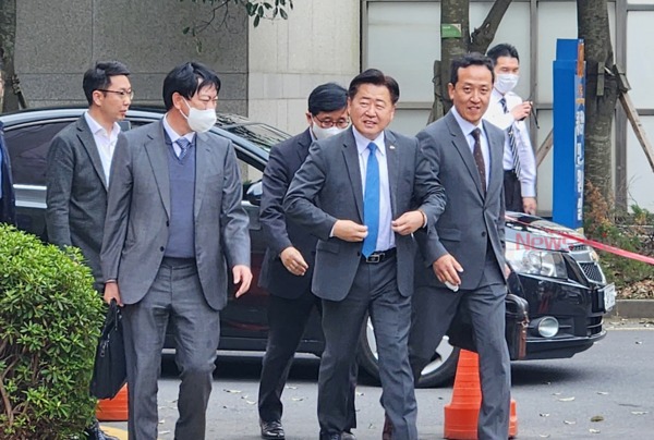 3월22일 오후 공직선거법 재판에 출석하는 오영훈 제주지사와 변호인단
