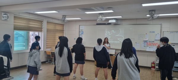 ▲ 제남도서관은  지난 3월 28일에 ‘2023 방과 후 활동 지원 – K-POP 댄스 교실’을 남원중학교에서 개강했다. ©Newsjeju